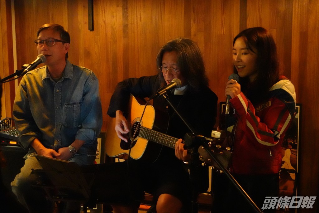 陳可辛今年「登六」舉行生日派對，他自彈自唱時，女兒陳是知及劉偉強（左）一同合唱。